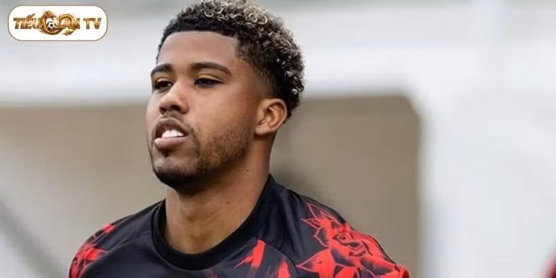Santos ở vị trí mỏ neo theo chỉ đạo HLV Carrick của Man Utd